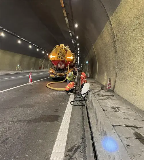 弥勒隧道排水渠清淤